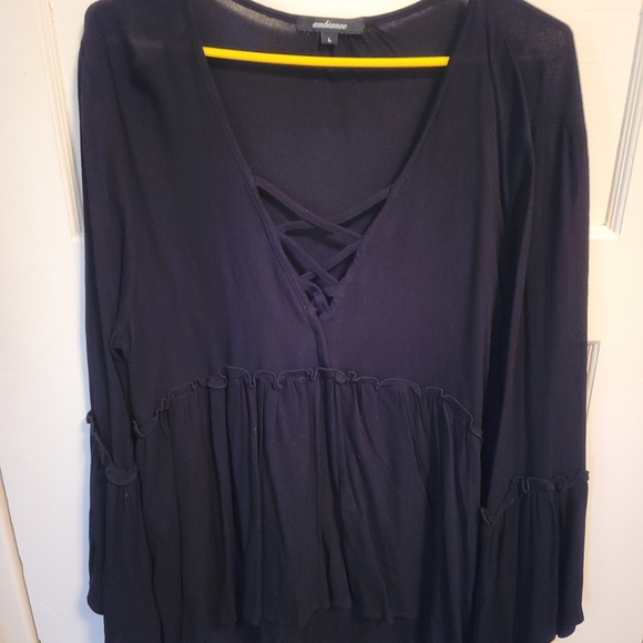 Bell sleve  high to lower crisscross top. Boho. - Picture 1 of 4